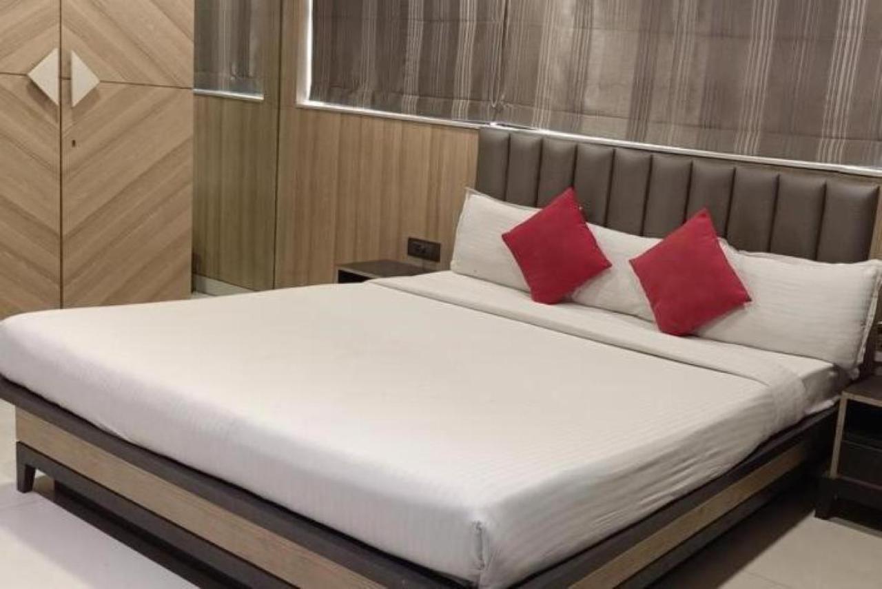 נאווי מומבאי Hotel Pratiksha Residency מראה חיצוני תמונה
