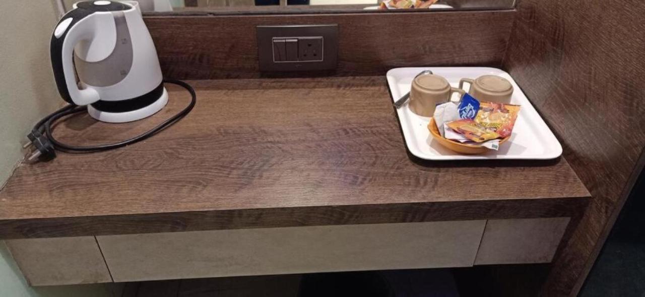 נאווי מומבאי Hotel Pratiksha Residency מראה חיצוני תמונה
