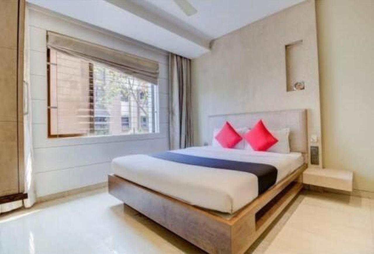 נאווי מומבאי Hotel Pratiksha Residency מראה חיצוני תמונה